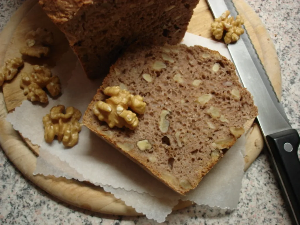 Kruh od integralnog brašna od pira s orasima