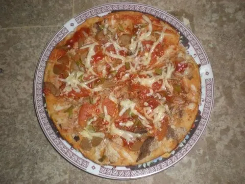 Pizza with smoked tuna