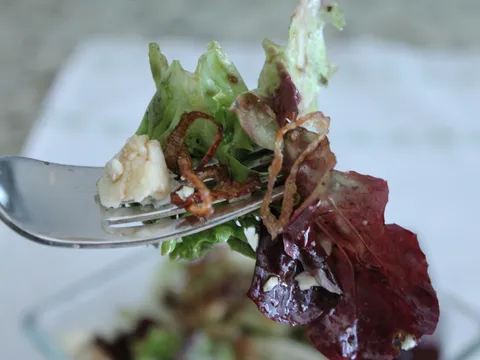 Salata sa przenom ljutikom i gorgonzolom