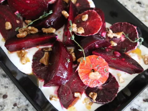Salata od pecene cikle i crvenih naranaca sa aromaticnim jogurtom