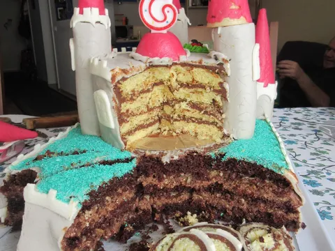 Rođendanski Castle cake - presjek