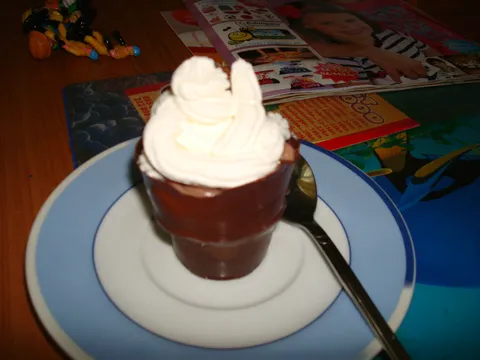 čokoladni mousse u čokoladnoj čašici