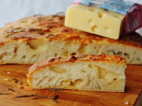 Kruh sa komadicima sira