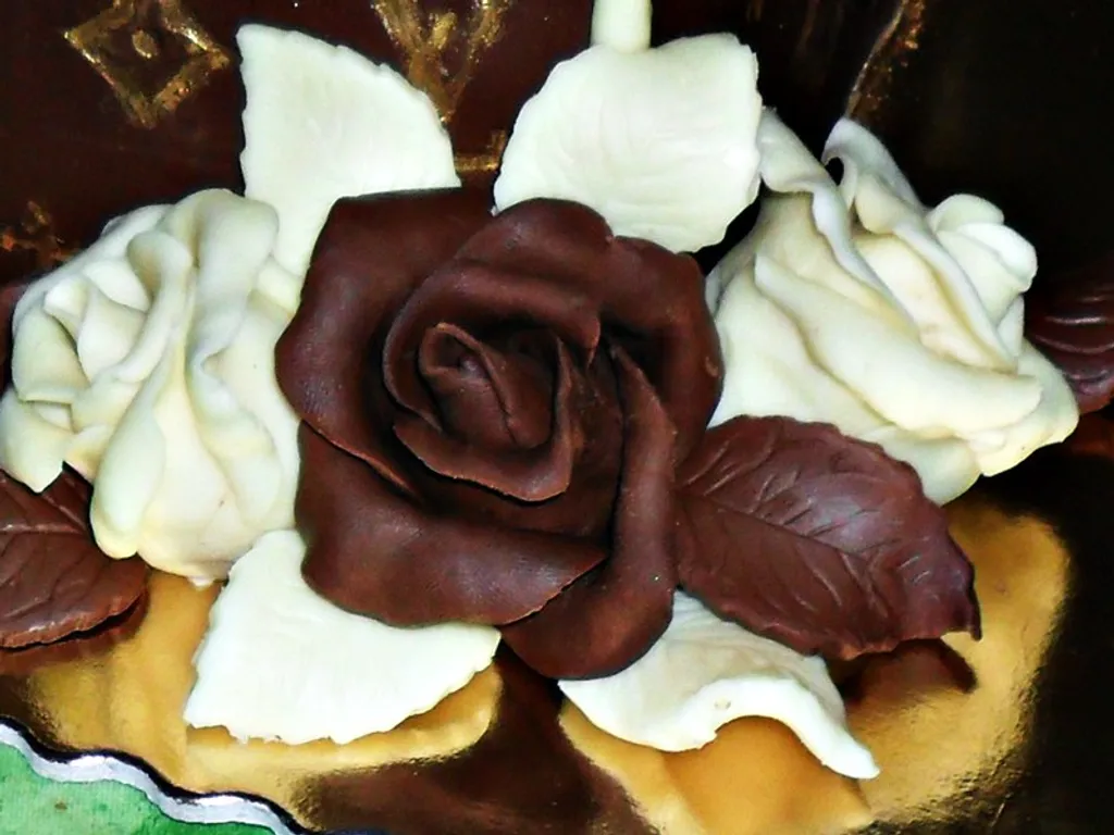 Plastična čokolada-čokoladna masa za modeliranje i prekrivanje torti i kolača