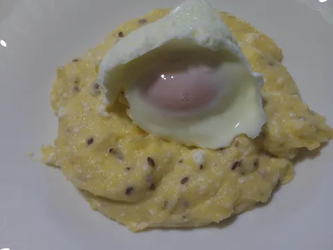 Blanširano jaje na gnezdu od palente i sira