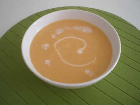 Krem juha od rajčica i crvene leće