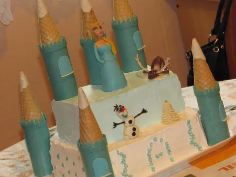 Frozen dvorac torta