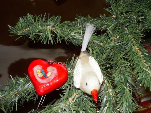 Malo licitarsko srce (kućne izrade) uz standardne božićne ukrase
