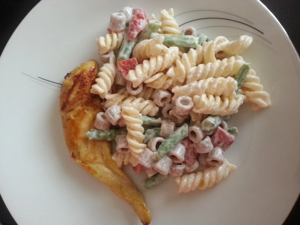Piletina sa laganom ljetnom salatom od tjestenine