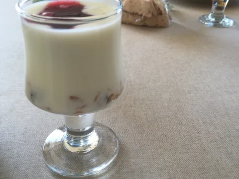 Jogurt sa musli i sirupom od malina