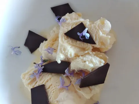 Sladoled od badema s listićima tamne čokolade i cvjetićima ružmarina