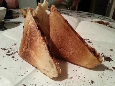 Topli sendvic sa skutom, bananom, medom i komadicima cokolade by Jamie Oliver