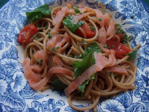 Salata od integralnih špageta i dimljenog lososA