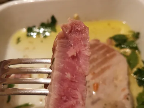 Tuna steak na grill tavi