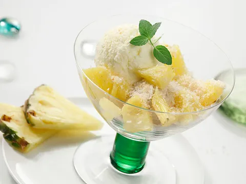Sladoled s karameliziranim ananasom i kokosom