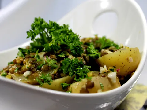 Topla salata od sočiva i krompira