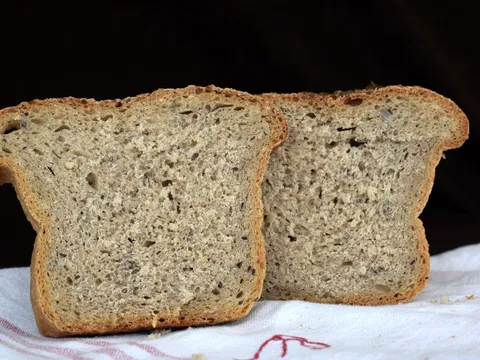 Crni kruh sa sjemenkama