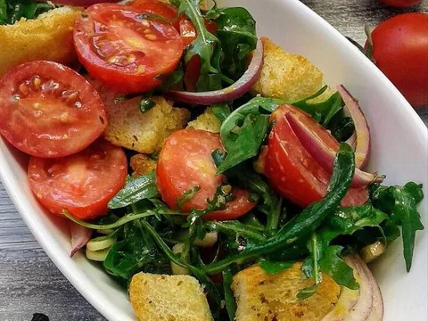 Salata sa paradajzom i kruhom