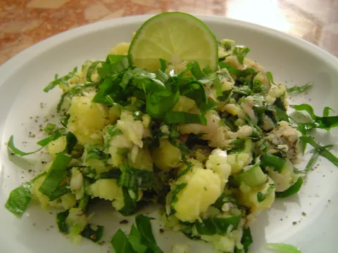 Proljetna salata od krumpira, oslića i divljeg luka