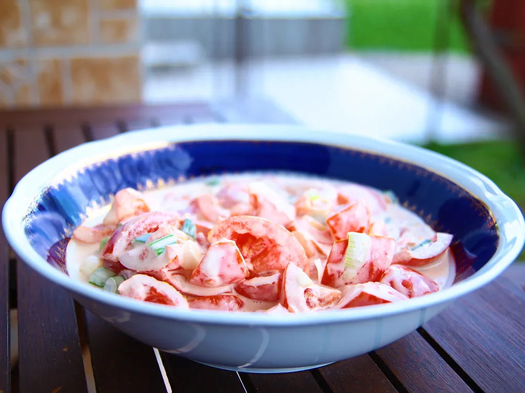 Kremasta salata s paradajzom i mladim lukom