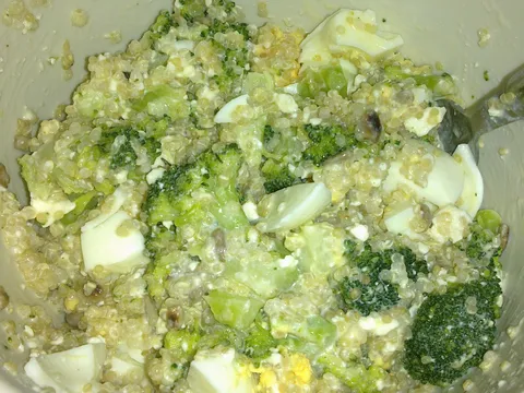 Salata s brokulom i kvinojom (quinoa)