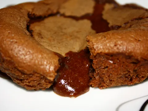 Vrući čokoladni muffin kolač