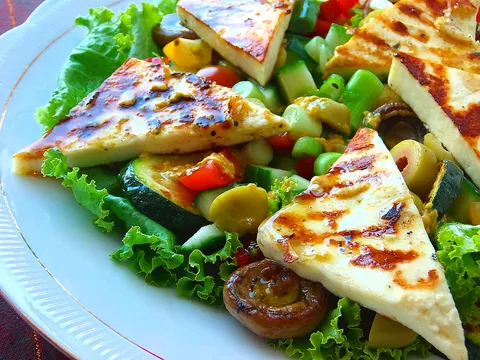 Halloumi salata s grčkim preljevom