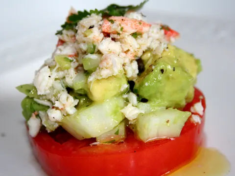 Avokado salata sa &#8220;mesom&#8221; od raka (crab meat)