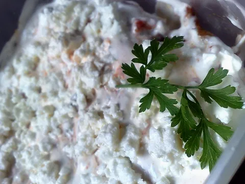 Kremasta salata od patlidžana, pečenih paprika i fete