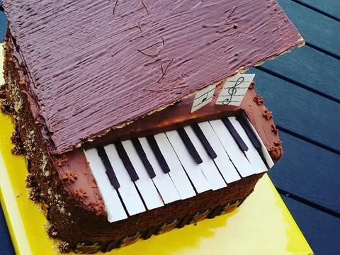 Torta u obliku klavira