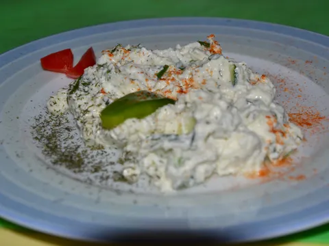 Uzbekistanska salata sa svježim sirom