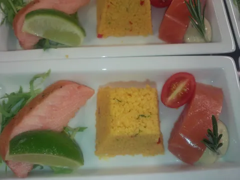 varijacija lososa sa couscous salatom i umakom od meda i senfa