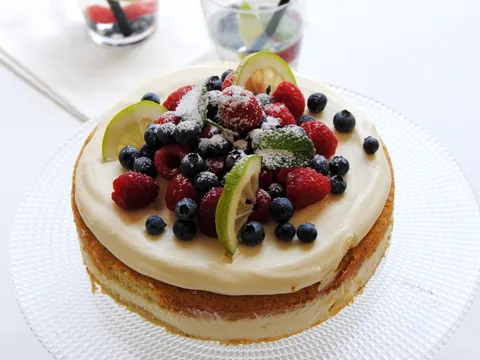 Lješnjak torta s kremom od bijele čokolade i voćem