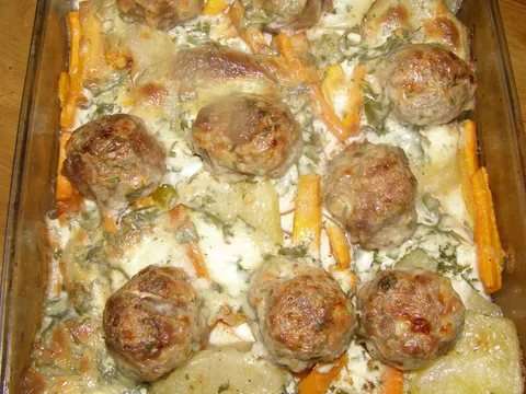 Zapečeni krumpir i mrkva s mesnim okruglicama