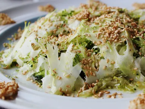 Salata od brokule i dresingom od sezama