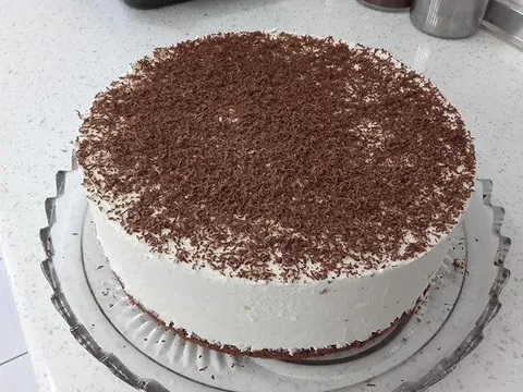 Mousse torta s belom čokoladom i malinama