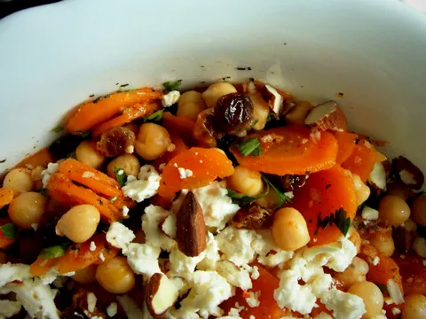 Marokanska salata od začinjene šargarepe, nauta, badema i nane