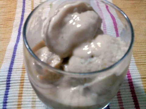 Vanila sladoled sa lješnikom i karamelom