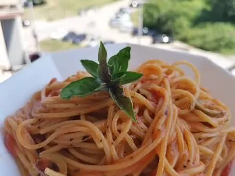 Špageti u sosu od maslina i paradajza 