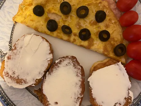 Omlet od šunke i sira s pohanim kruhom