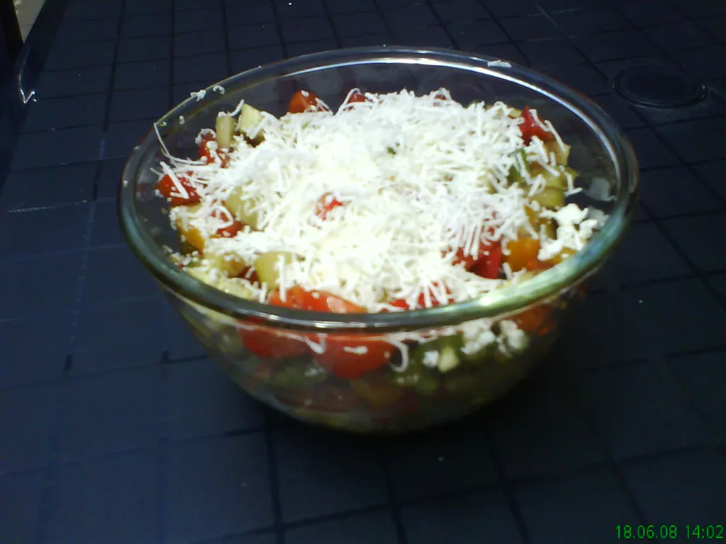 Salata za vruće ljetne dane sa pravim makedonskim sirom i bučinim uljem