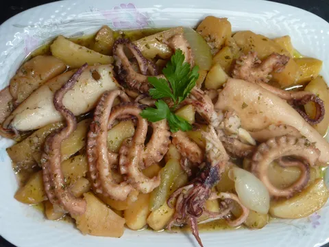 Zapečena hobotnica (muzgavci, lignje) sa krumpirom