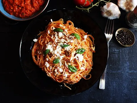 Špageti sa pestom od pečene paprike,oraha i fetom!
