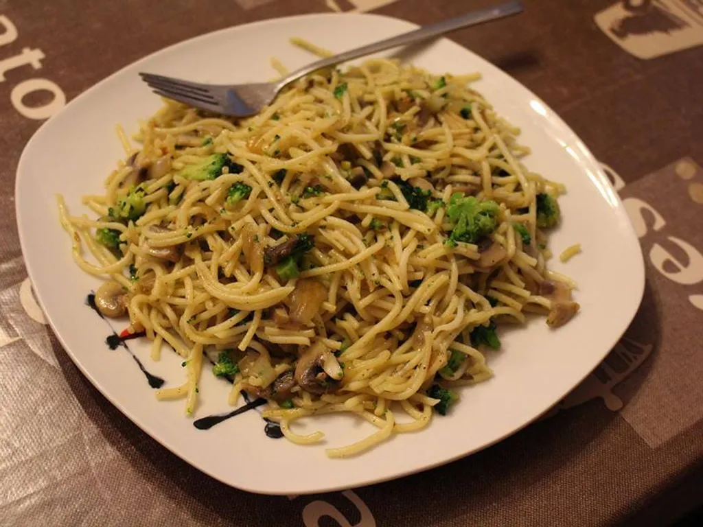 Špagete sa brokulom i gljivama