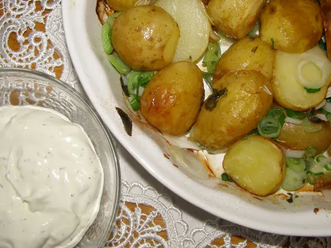 Mladi krumpir s umakom od češnjaka i vrhnja