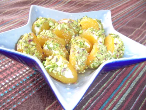 Marelice (kajsije) sa mascarpone sirom i pistacijama