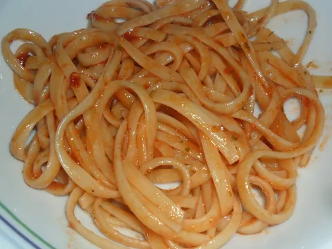 Špageti u crvenom sosu