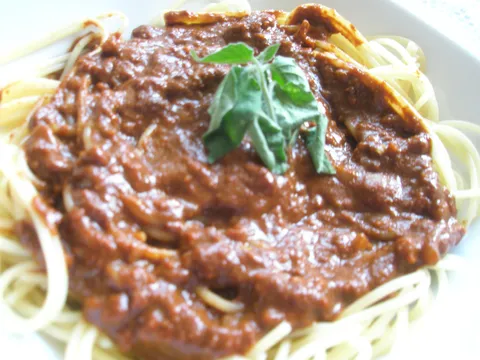 Maslikine špagete u pikantnom čokoladnom umaku