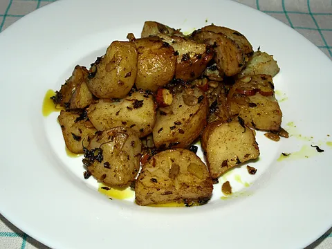Pečeni krumpir s orasima, bademima, suncokretovim sjemenkama i začinskim biljem