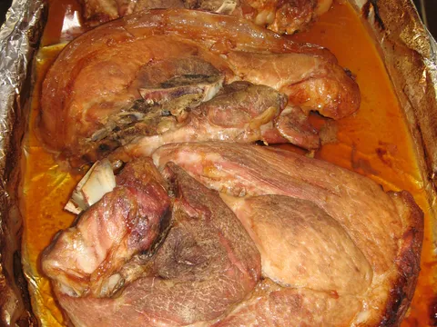 Peceni svinjski but preliven sa coca-colom